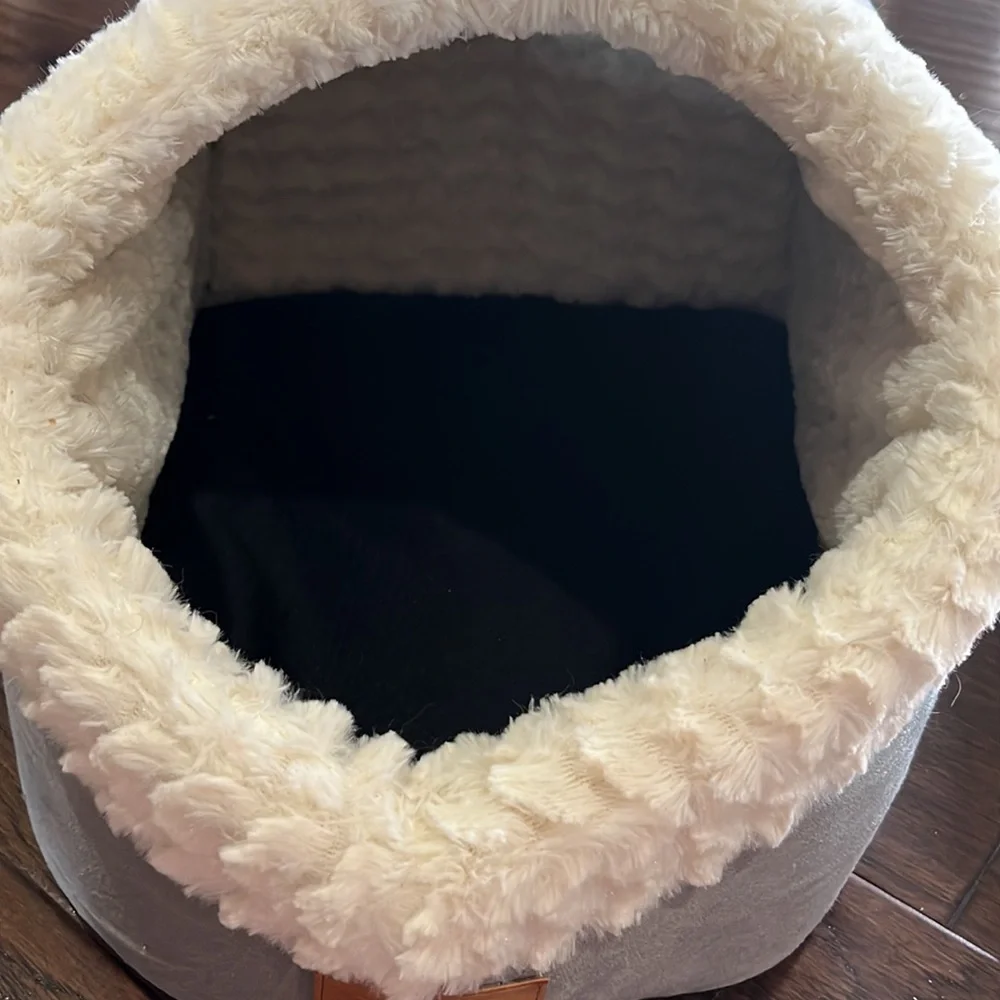 Like new pet bed with soft furry lining and removable pillow